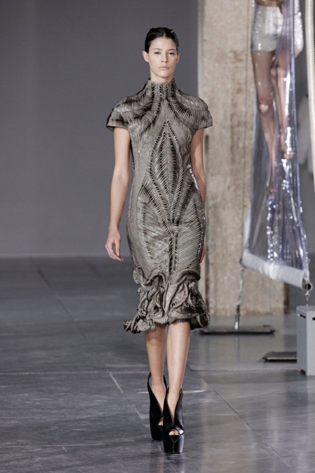 Móda jeseň-zima 2014/15 od Iris van Herpen Šaty s hravými prvkami