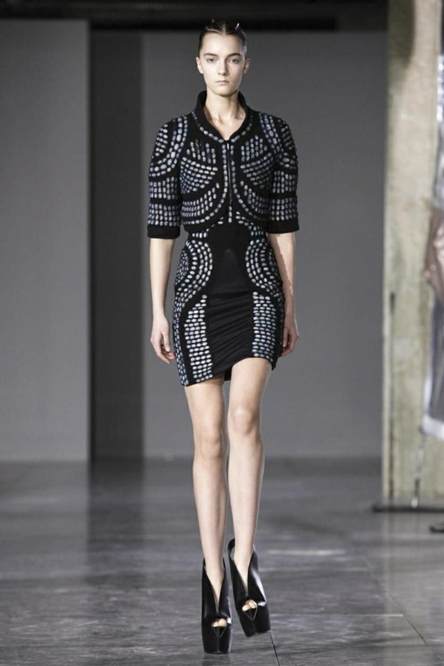 Módne kúsky z kolekcie Iris van Herpen na zimu 2014-15 čierne šaty s ozdobenými prvkami