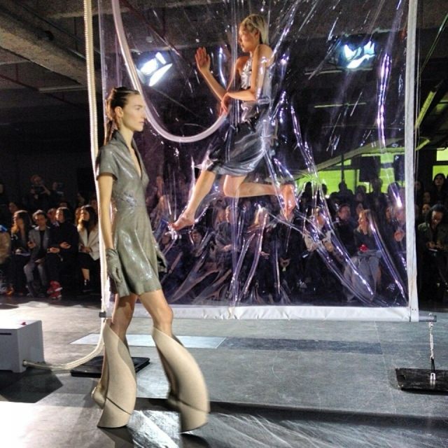 Taupe farba a zelené oblečenie od Iris van Herpen -zelené-šaty-futuristické-čižmy-na-CATWALK