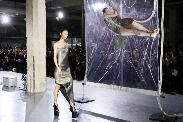 Asymetrické šaty s lesklým efektom asymetrické šaty-od-Iris-van-Herpen