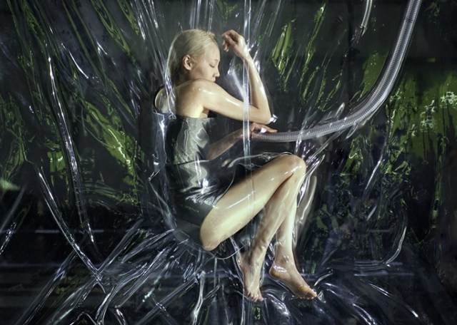 Organická zbierka pirátstva od Iris van Herpen ako v maternici-kratke saty-metalicke