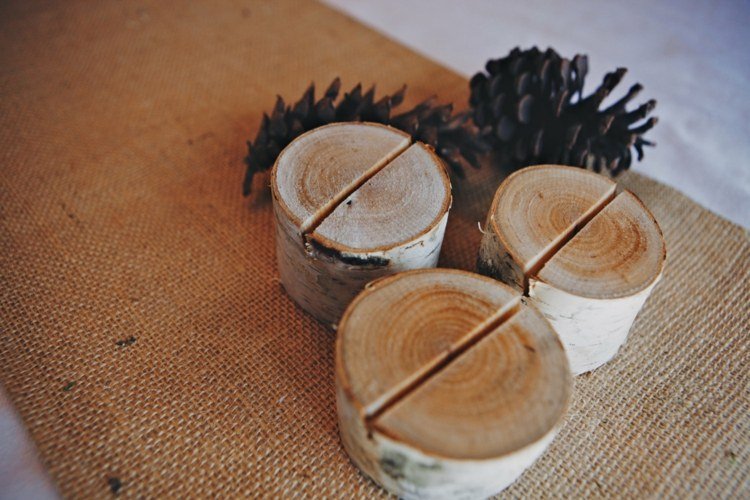 Zástupný symbol z kmeňa brezy kombinovaný s borovicovými šiškami brezový kmeň-deko-stôl-zástupný symbol-jutový stôl