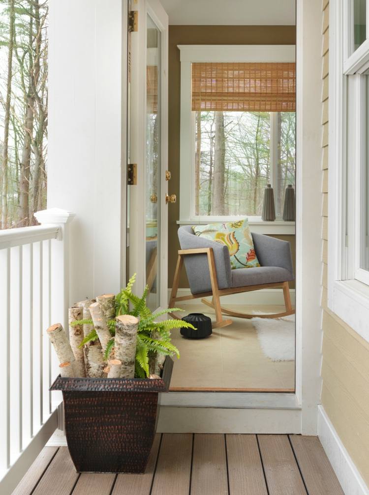 Jesenná výzdoba na terasu - kmene brezy a papradie vo vedre brezový kmeň-dekorácia-terasa-kvetináč-papradie