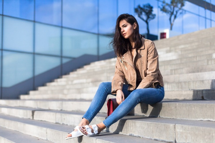 birkenstock outfity kožená bunda béžové rifle