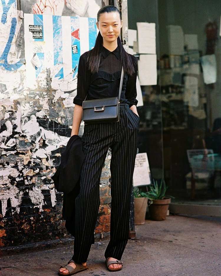 outfity birkenstock čierne nohavice pruhy železné záhyby