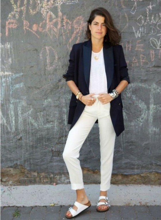 Letný trend módnych Birkenstockov šik-vzhľad-topánky-Birkenstock-s-bielymi nohavicami