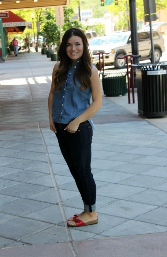 Móda červených sandálov Birkenstock 2014 Čierne nohavice a modrá košeľa