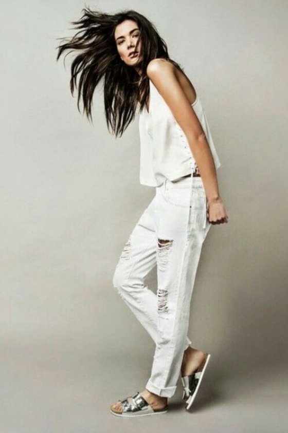 biely outfit s Birkenstocks v striebornej farbe s lesklými striebornými topánkami Birkenstock