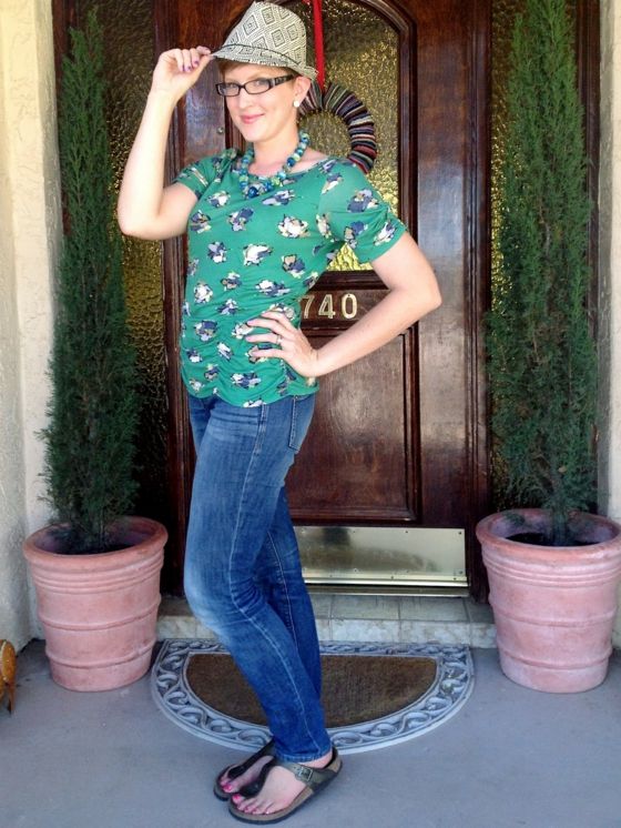 Dievča s klobúkom Birkenstocks a farebnou blúzkou Birkenstock-topánky-ako-trend-v-lete