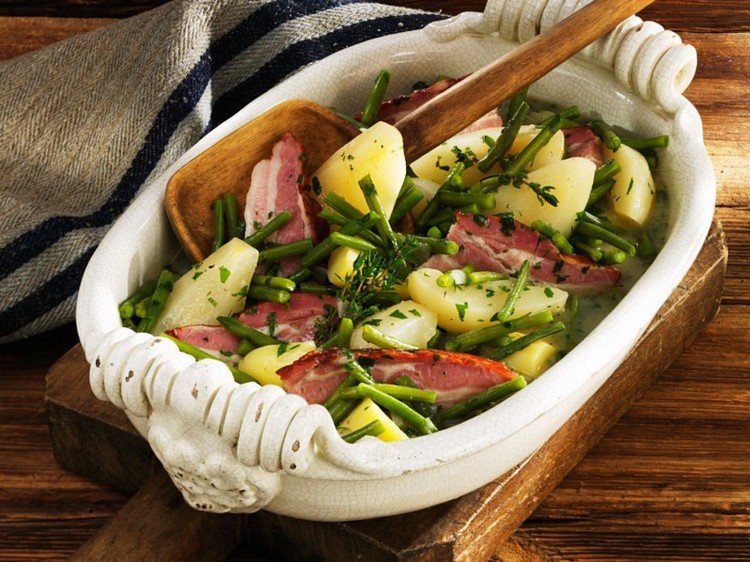 Kastról zo slaniny s hruškami recept na rýchlu večeru v rúre