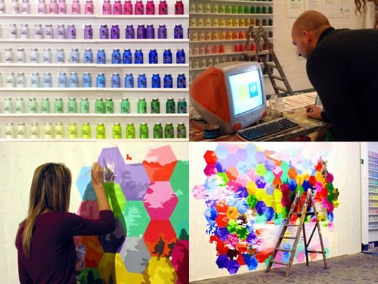 Moderný dizajn steny s farebne interaktívnym vzorom