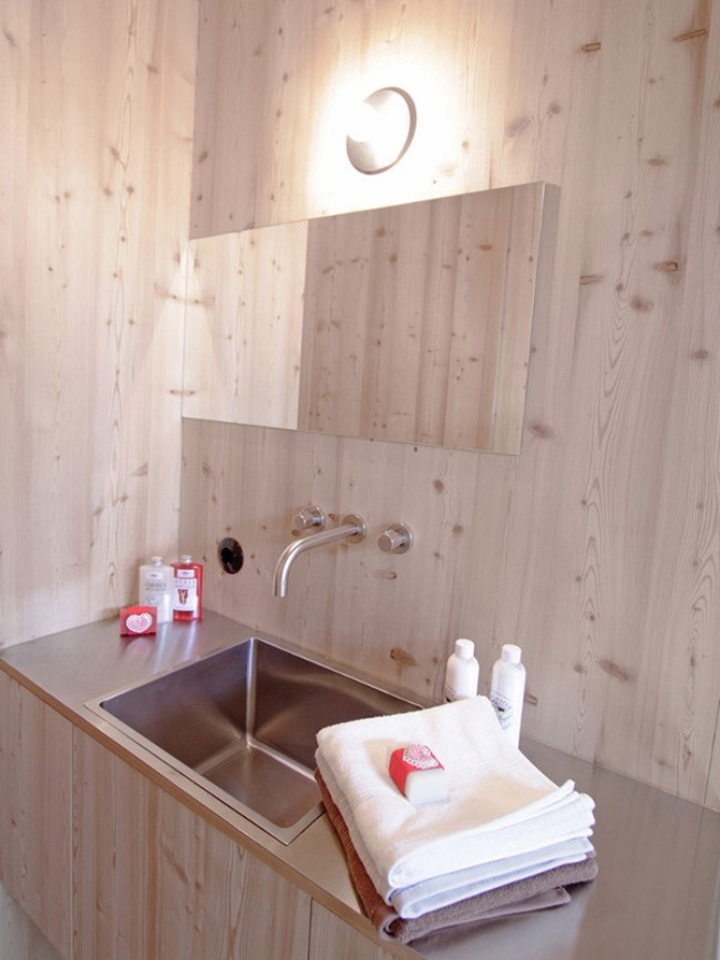 Dobrodružná sprcha s bezbariérovou kúpeľňou-drevená obytná socha-Ufogel Dobrodružná sprcha, výhľad na hory, kúpeľňa, drevená socha, Ufogel