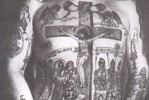 Bandyta tatuaż z krucyfiksem - symbolem władzy