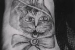 Tatuaż bandyta z kotem jest na szczęście i symbolizuje ostrożność