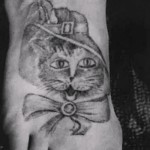 Tatuaż bandyta z kotem jest na szczęście i symbolizuje ostrożność