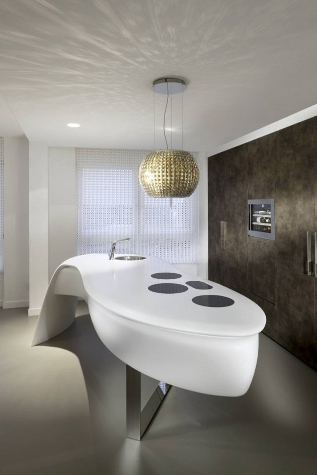 futuristický kuchynský ostrovček-moderné zariadenie-v tvare listu-biele listovo-listový-moderný-kuchynský-nerez-drez-hladký-povrch