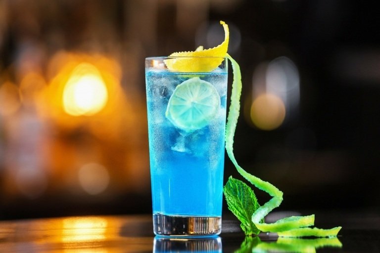 Recept Blue Hugo Spritz letný nápoj z bezinkovej šťavy