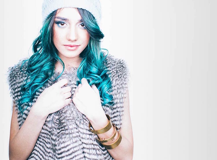 modré vlasy oceánske farby vlasov trend moderný bok