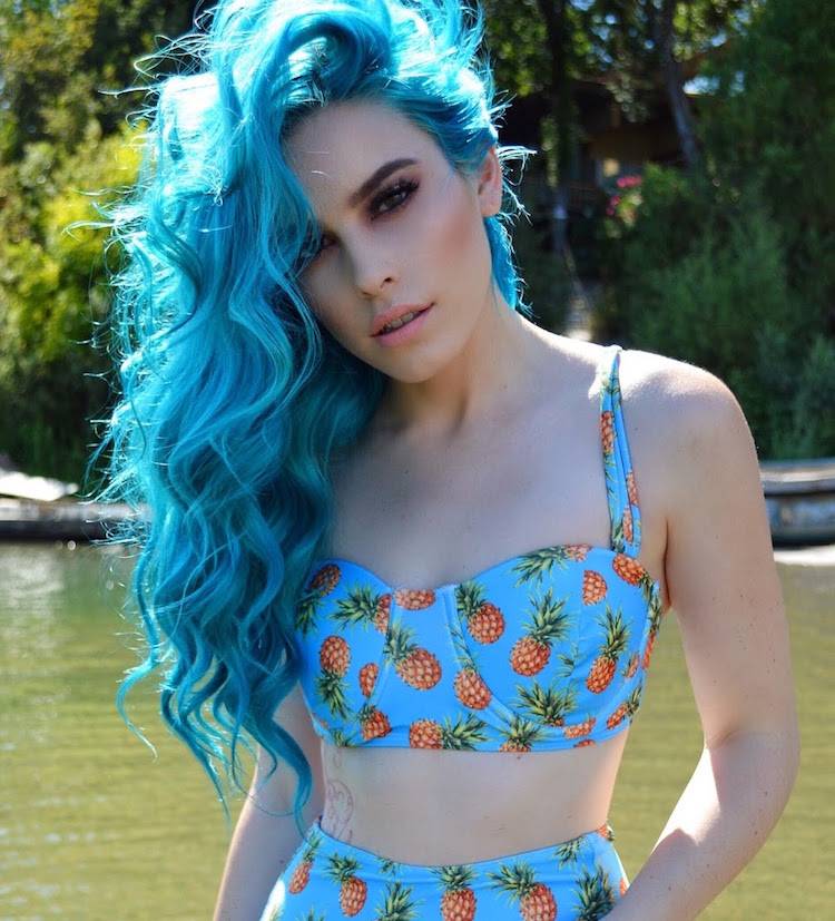 modré vlasy oceán farby vlasov trend vlny jemné nuansy