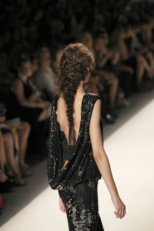 trendy účesy letné vrkoče dlhé tmavé vlasy