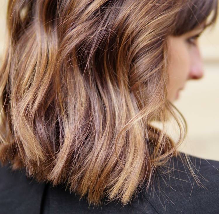 blond s prameňmi tmavohnedých účesov účes trendy ženy