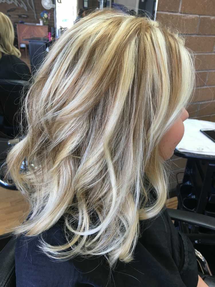 Blond vlasy s hnedými prameňmi. Trendy vo vlasoch. Ženské účesy. Blond vlasy