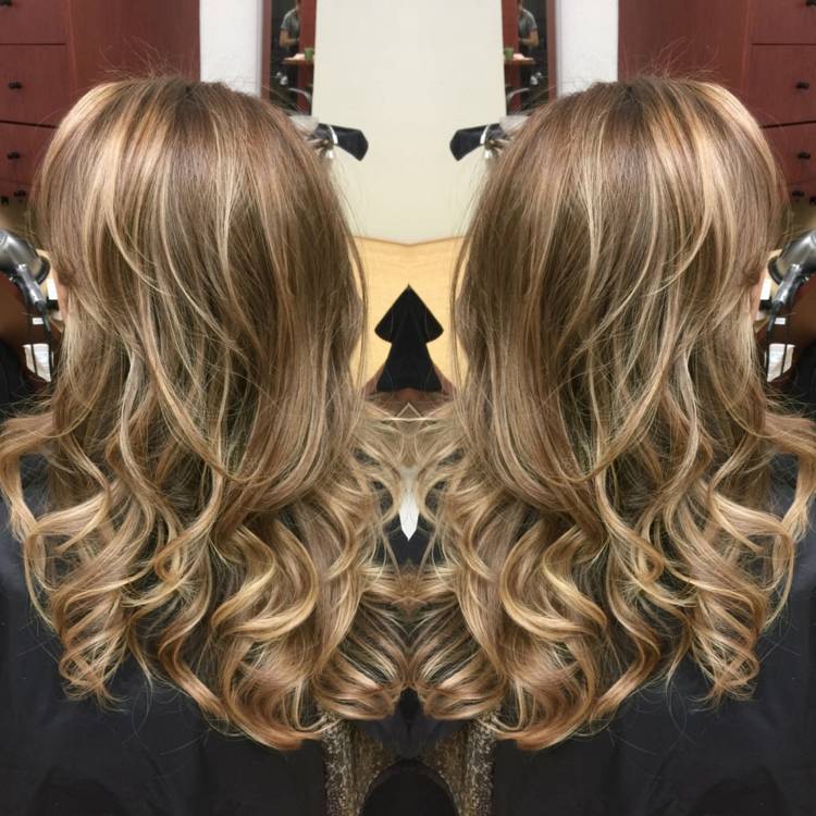 Účesy s tmavými prameňmi pre blond vlasy