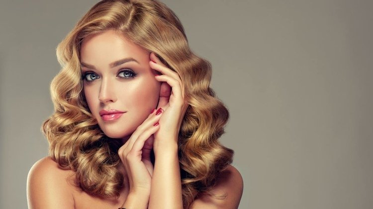 Blond vlasy tmavé pramene nápady na účesy dlhé vlasy blond