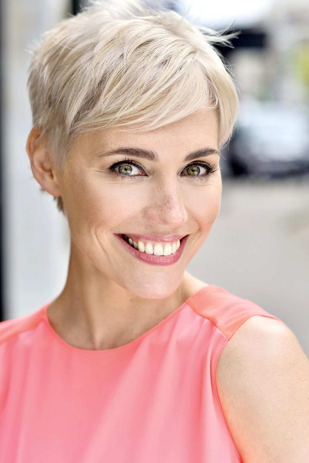 Krátky účes blond pixie zo 40 strapcov s jednoduchou údržbou