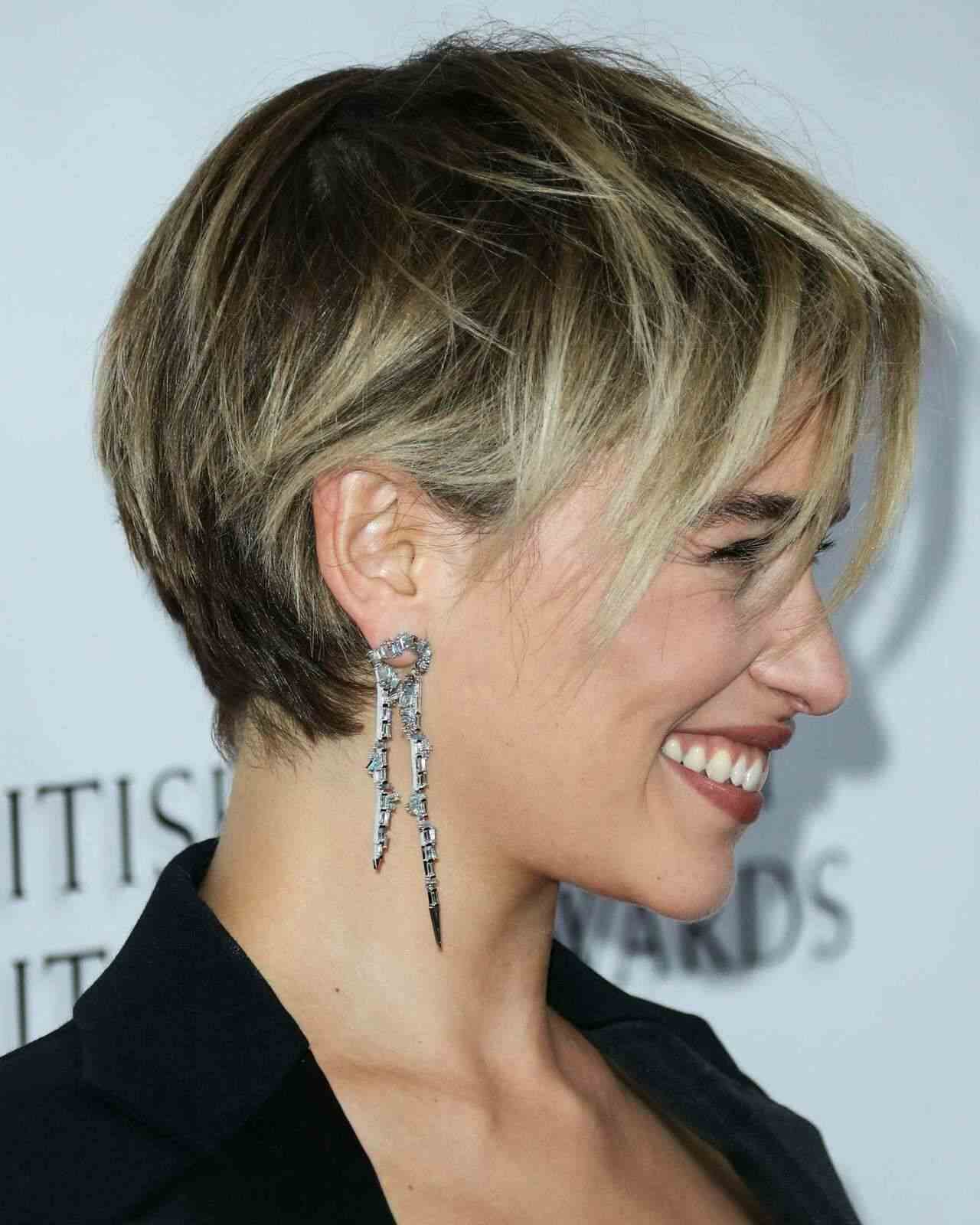 Krátky strih Emilia Clarke s blond melírom a tmavšími korienkami