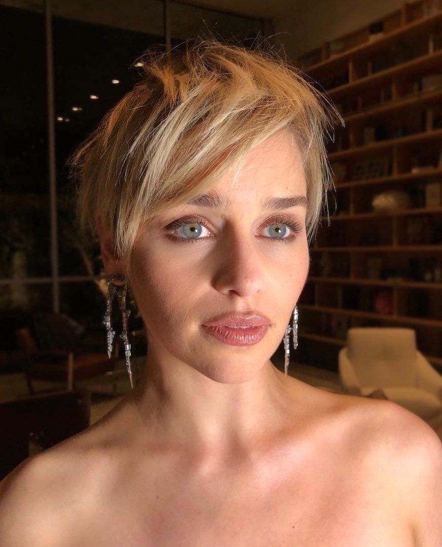 Emilia Clarke a jej strapatý pixie strihali blond modré oči