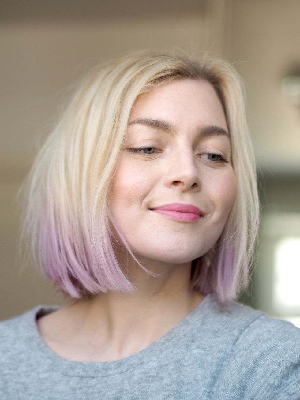 Blondínka po bradu s purpurovou špicatou okrúhlou tvárou v strede