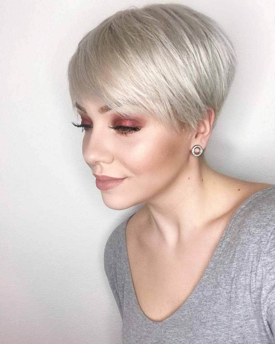 Platinový blond krátky účes 2019 jemné vlasy