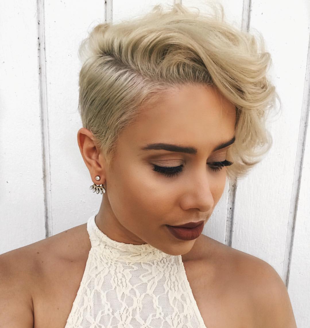 Sidecut s dlhými vonkajšími vlasmi blond olivová koža