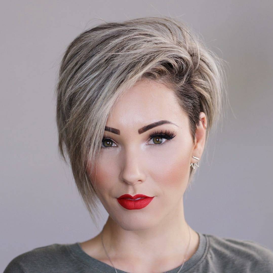 Popol blond krátky účes hranatý dlhá tvár tmavý krk