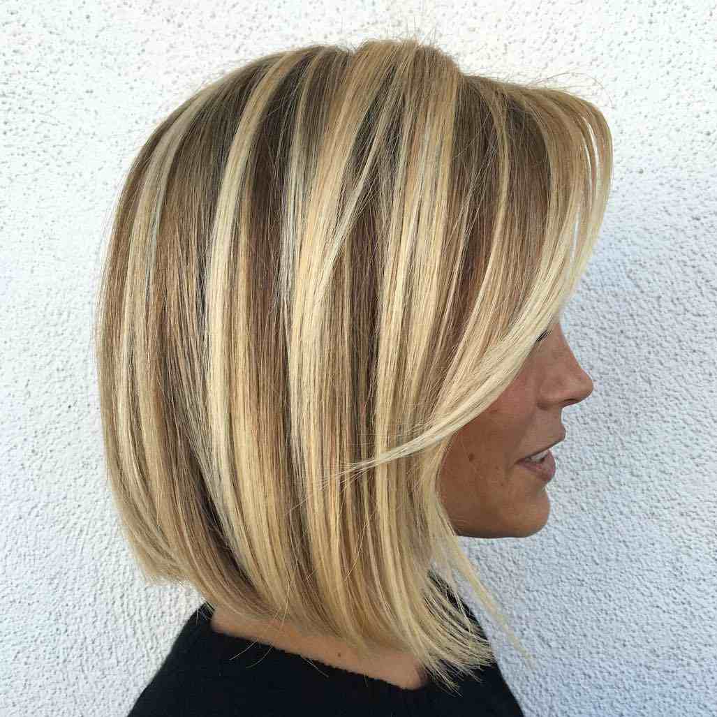 Kalifornský blond bob s melírmi po ramená a dlhou šikmou ofinou