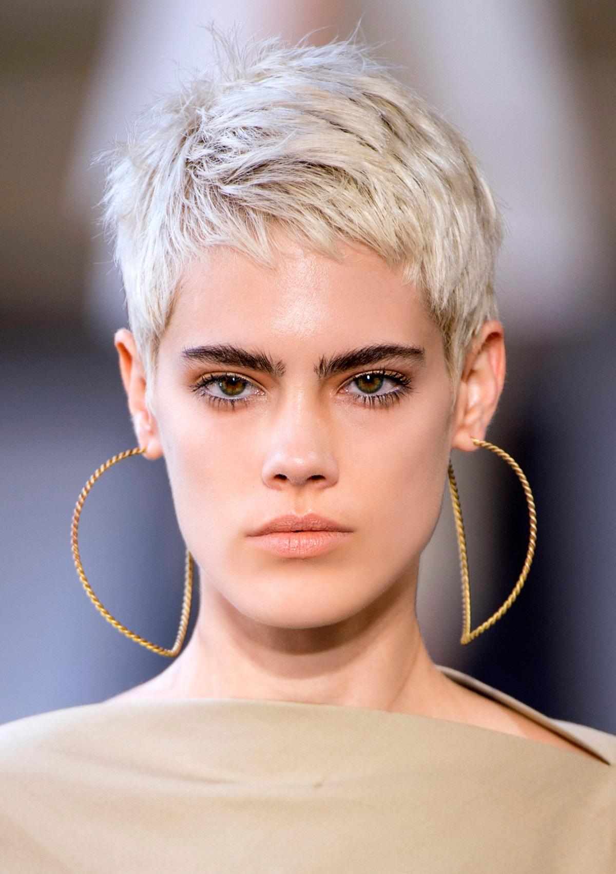 Krátky účes 2019 platinová blond pixie strih klasická štvorcová dlhá tvár