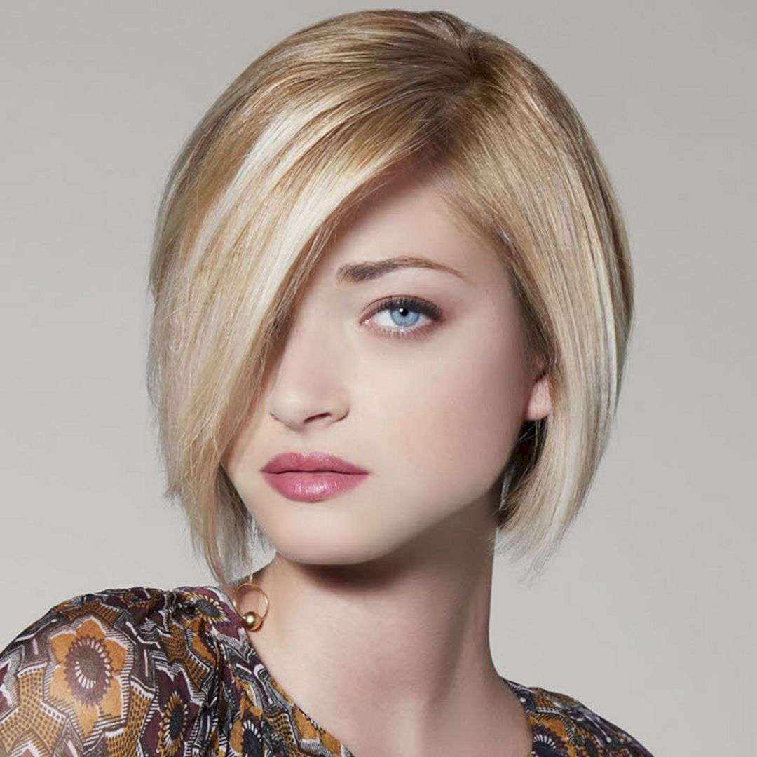 Krátke blond vlasy s bočným delením zvýrazňujú bob po bradu