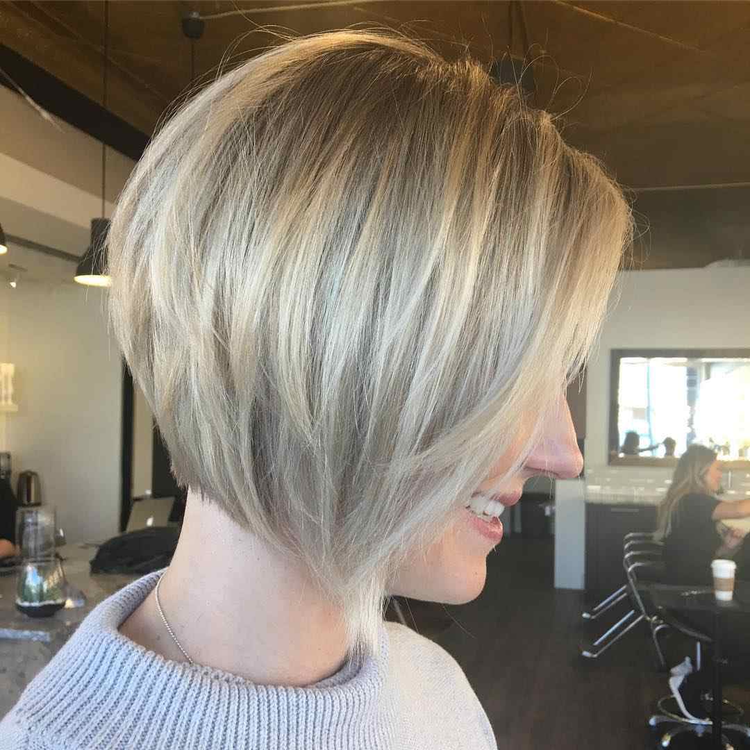 Jasný blond bob vpredu, vzadu dlhý, krátke vrstvy, väčší objem pre jemné vlasy