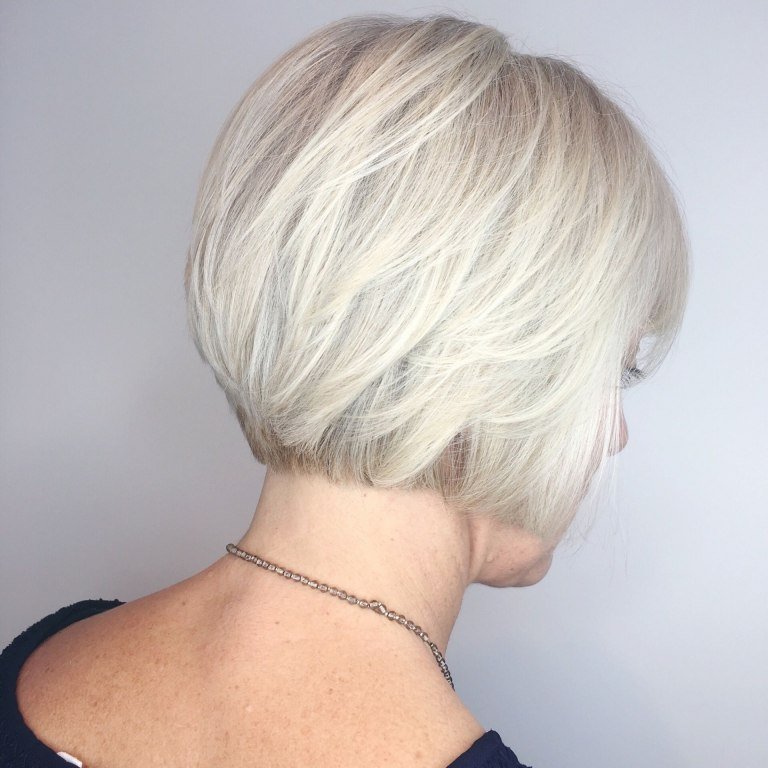 krátky bob v platinovom blond stupňovitom krátkom účese od 40