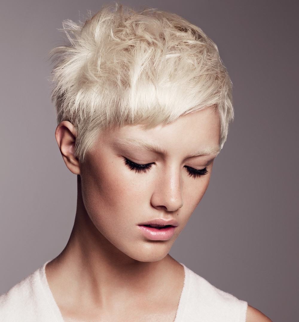 Krátky účes Pixie v nadýchanom vzhľade platinovej blond