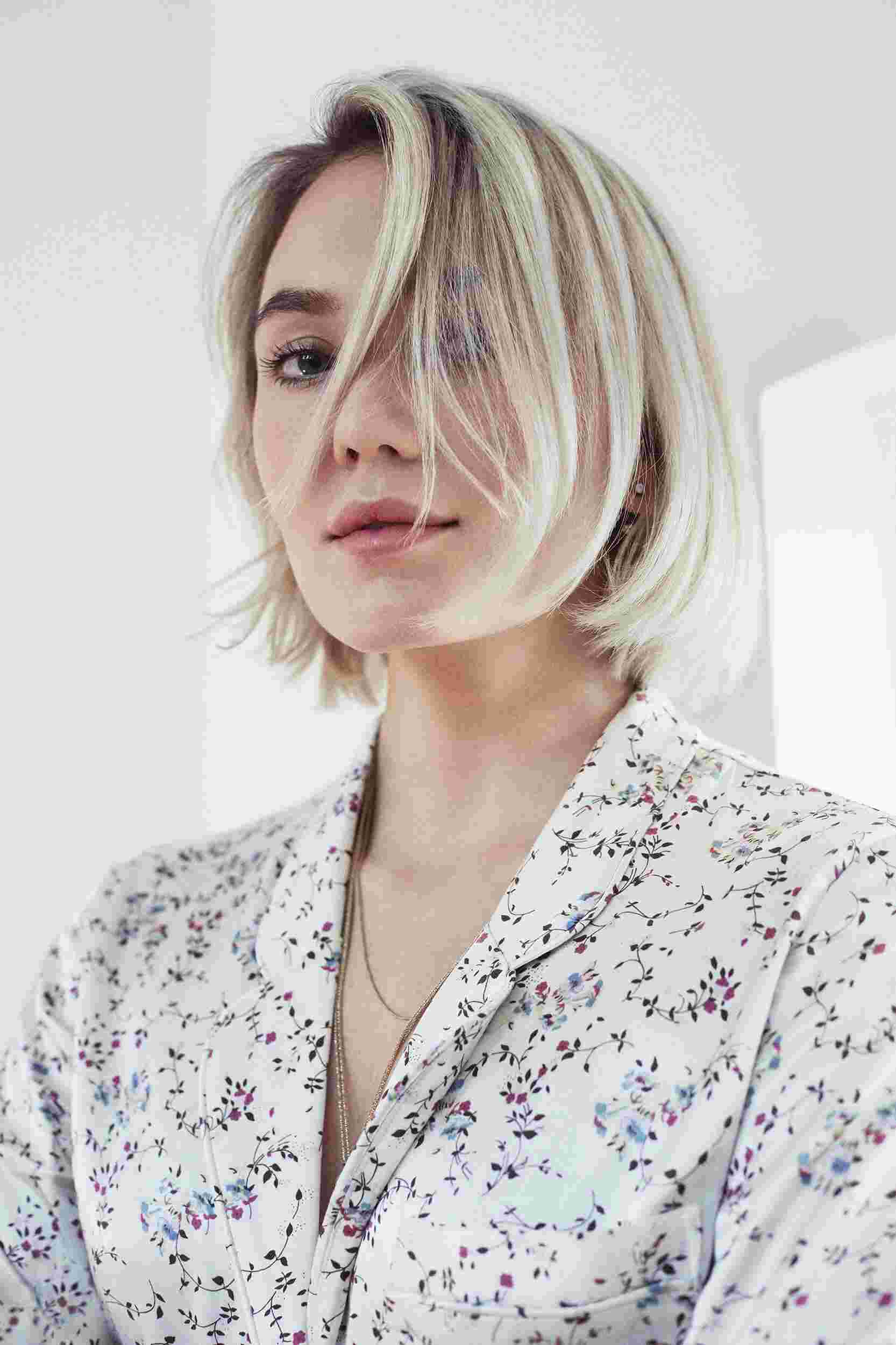 krátky bob pre jemné vlasy bočné delenie platinová blond melír