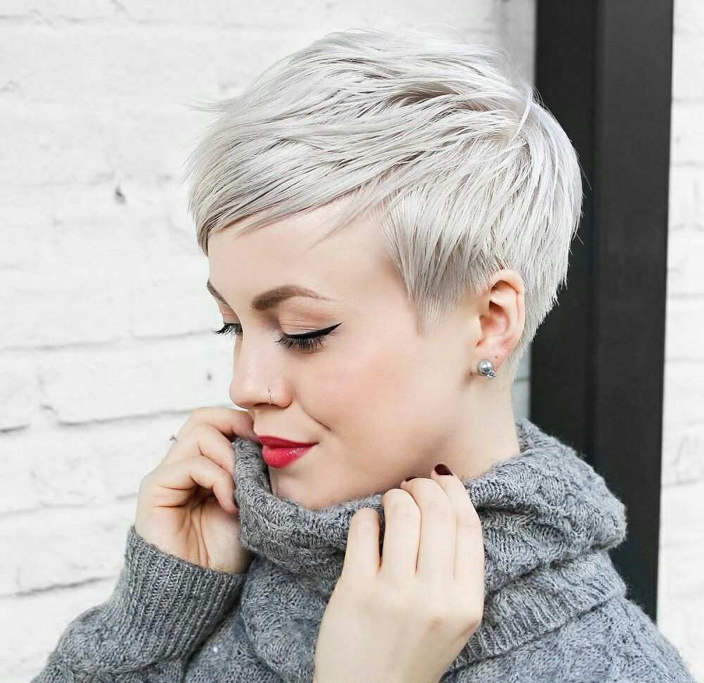 Kurzhaarschnit Garcon Cut strieborná blond lemovaná
