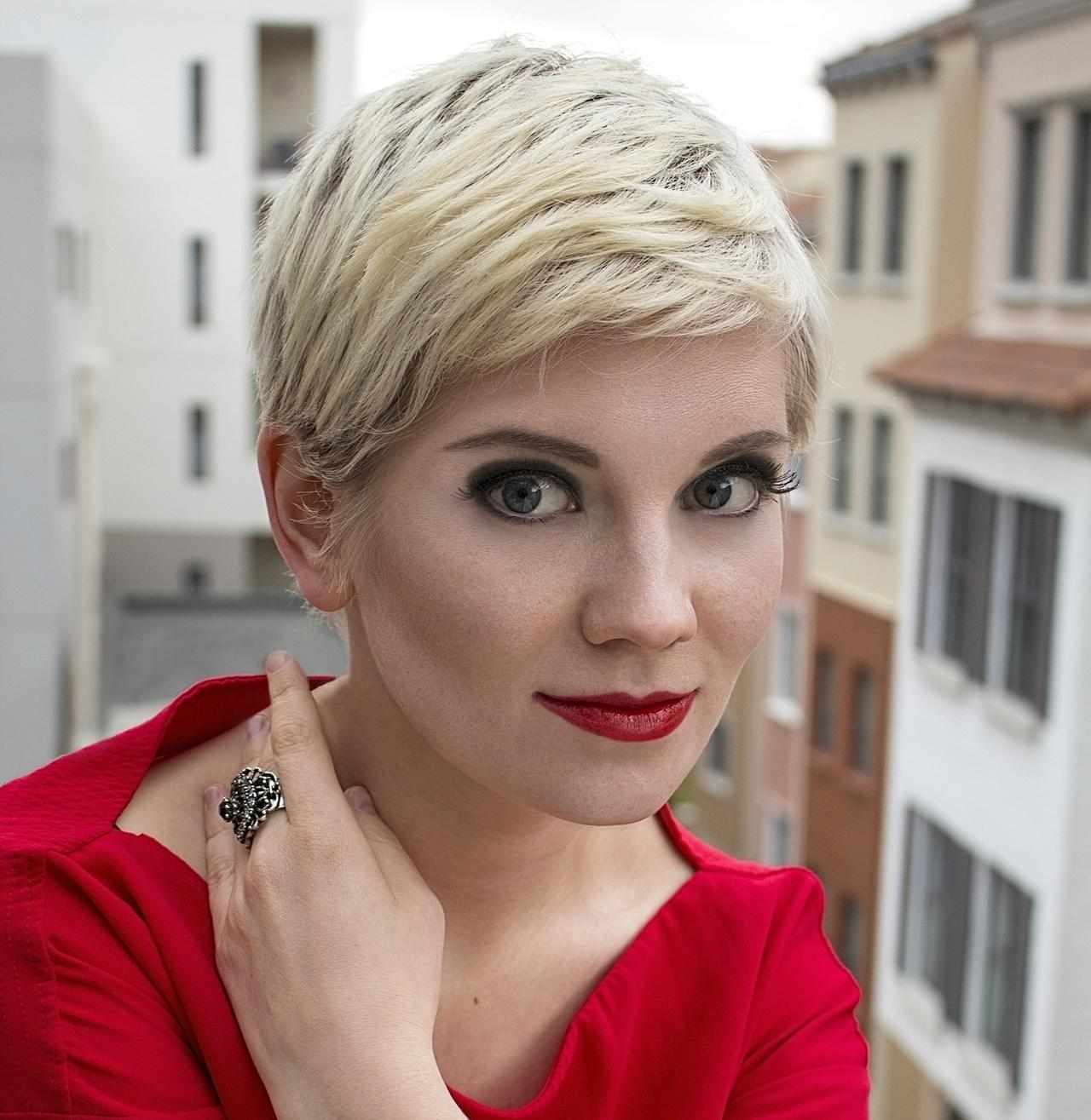 Krátky zostrih v blond pixie lemovaný tmavou základňou