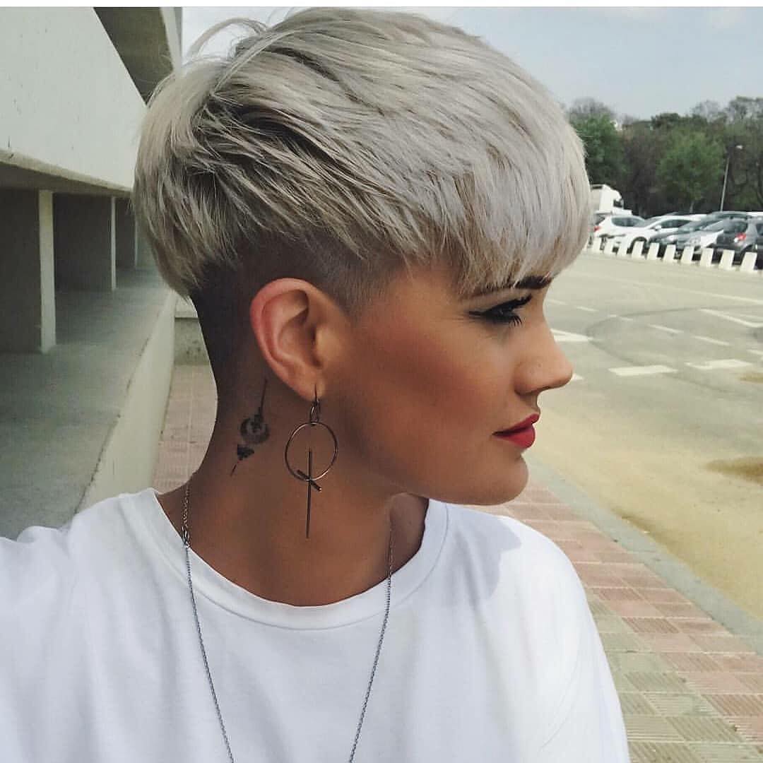 Účes Bob v kombinácii s podrezanou striebornou blond