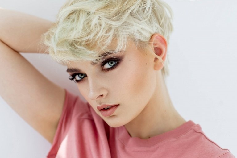 Blond krátke účesy 2019 Bob účes v platinových blond strapatých vlasoch rozstrapatenom vzhľade