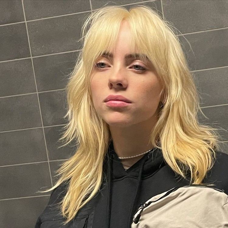 Billie Eilish blond vlasy najkrajšie odtiene blond 2021