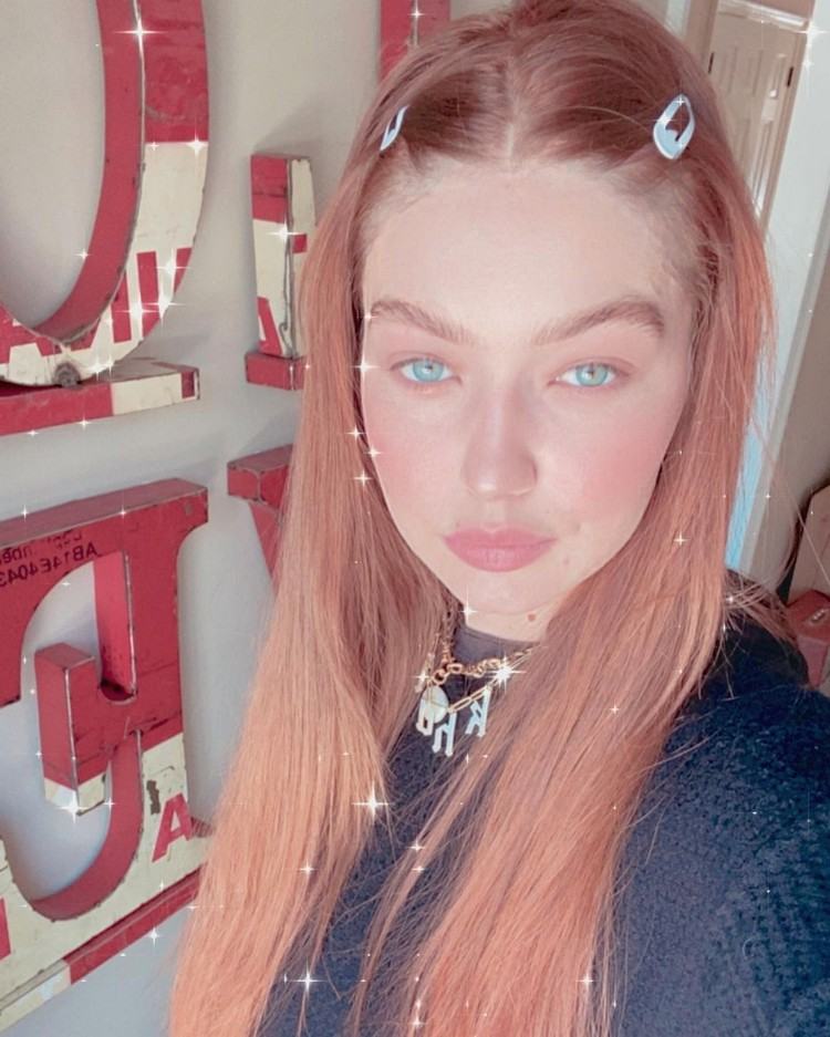 Gigi Hadid jahodová blondínka teplé blond tóny 2021
