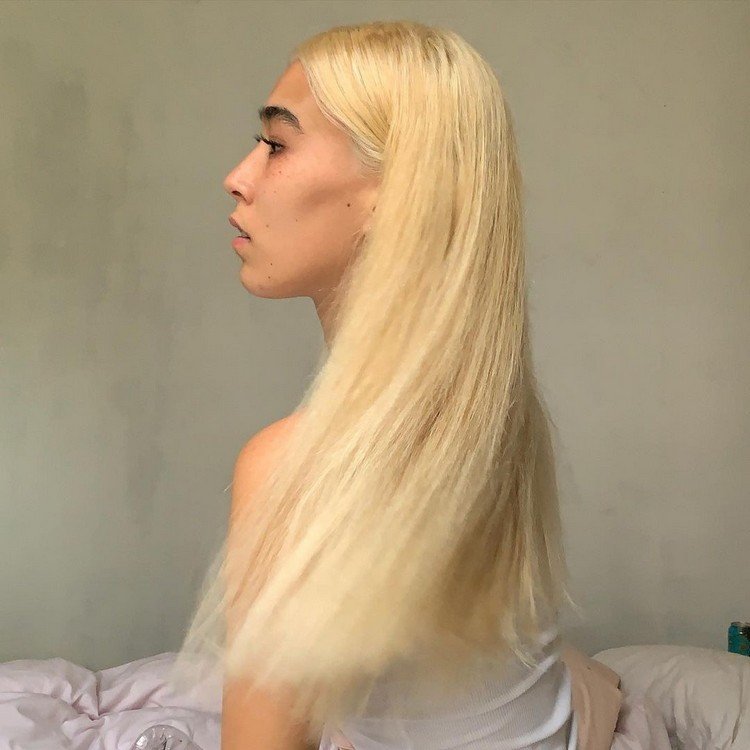 Trendy v blond farbách vlasov na jar 2021