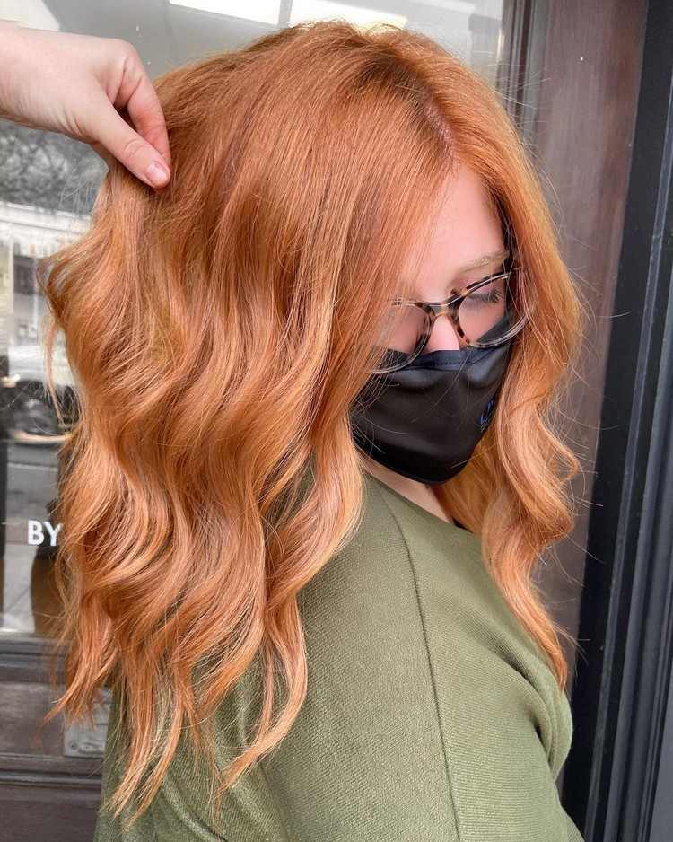 Medené blond vlasy trendujú blond tóny 2021